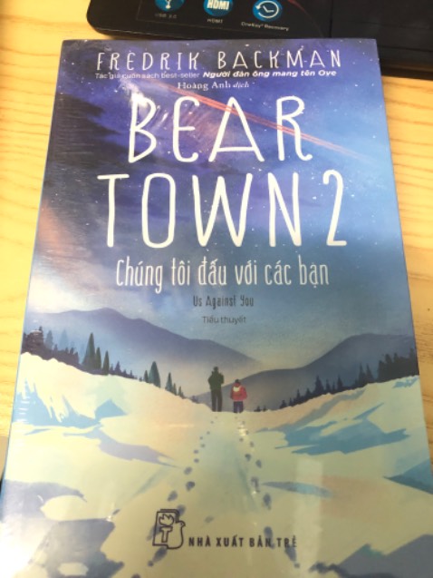 Vận chuyển siêu nhanh, mình ở tỉnh mà đặt chiều hôm trước thì chiều hôm sau nhận được luôn. Sách được bọc seal mới toanh, có kèm bookmark. Nói chung là mêeeeee