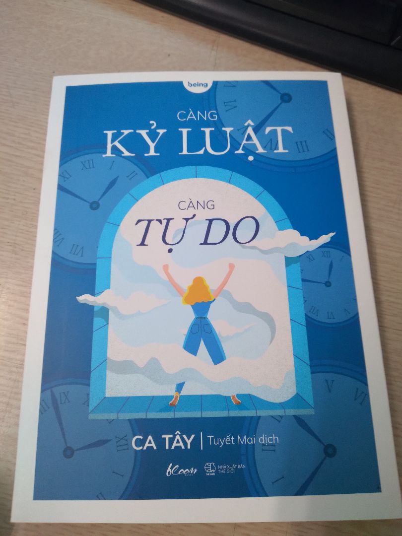 Tiki giao hàng nhanh như cơn gió, ở tỉnh mà lần nào đặt hôm trước hôm sau nhận được luôn. Nhưng anh giao hàng k chuẩn bị tiền để trả lại khách làm mất nhiều thời gian của khách và còn trả thiếu lại tiền thừa của khách hàng. Nhưng mk vẫn đánh giá 5sao vì giao hàng nhanh, sách mới, đẹp. Còn về nội dung mk chưa đọc nên chưa đánh giá đc, nói chung là đặt hàng trên Tiki rất yên tâm🥰