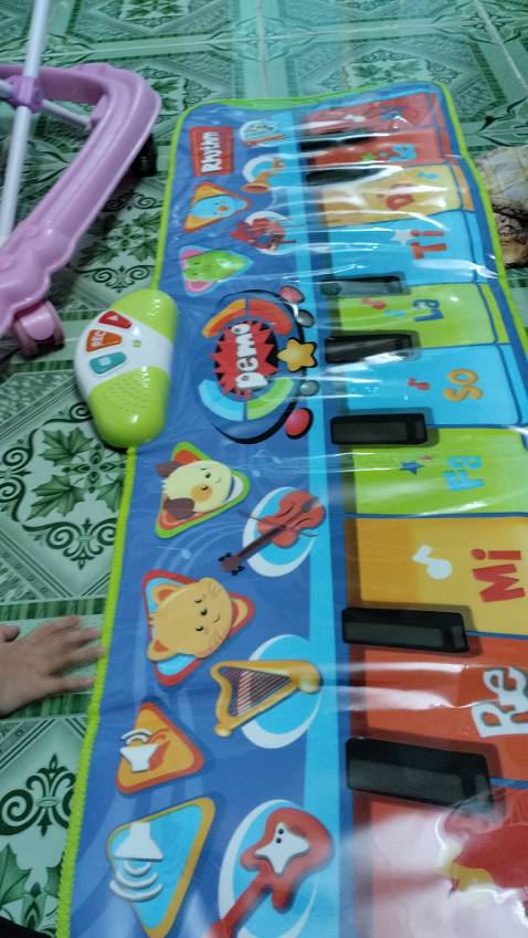 Sp như mô tả. Nhưng âm thanh hơi nhỏ. Để thgian xem bền K. Thảm có hơi trơn. Không bám sàn bé chơi nên có người quan sát rất dễ trượt.