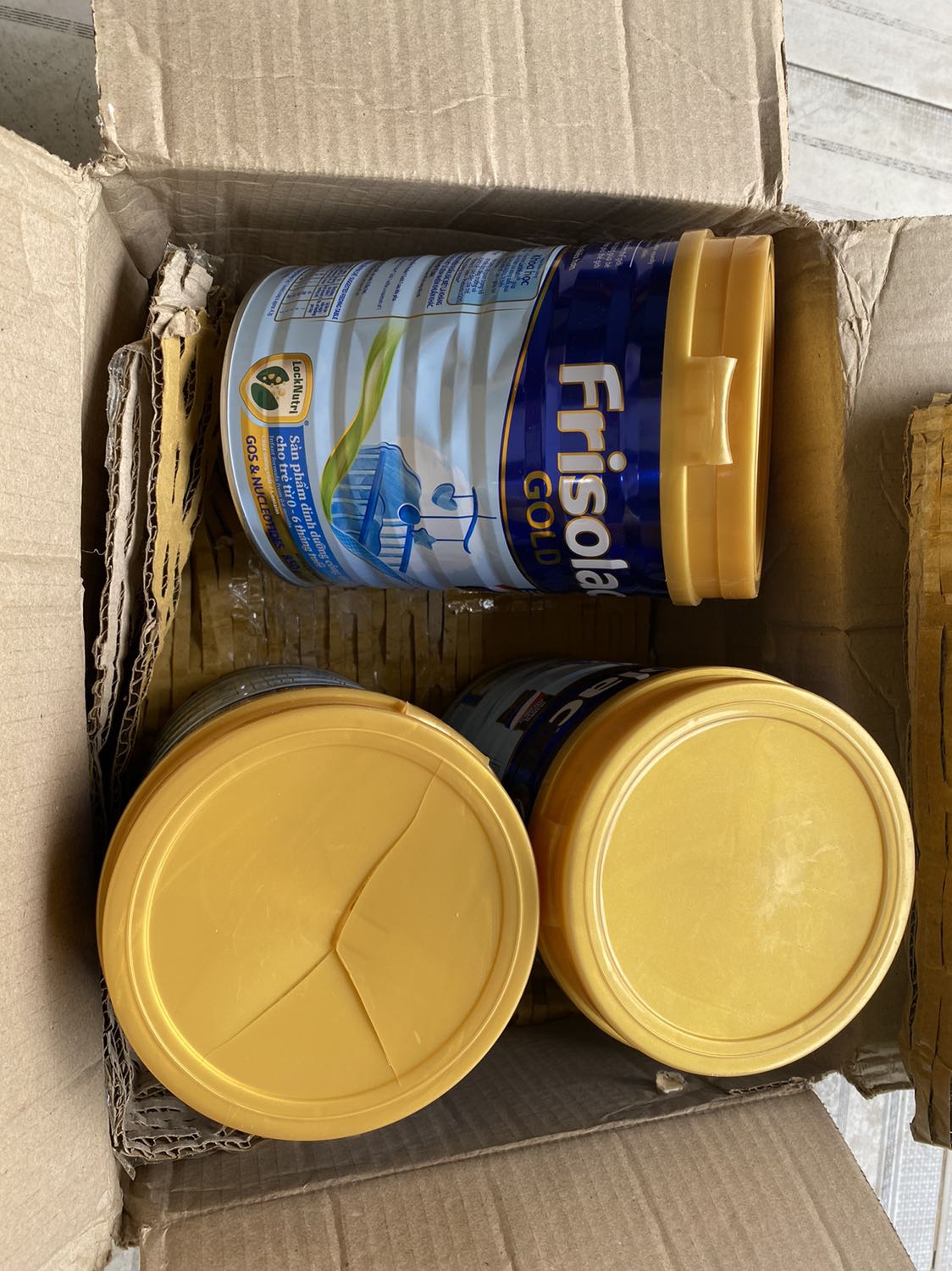 Về sản phẩm sữa Friso thì chất lượng đảm bảo đã nhiều năm nay. Nhưng trải nghiệm mua sắm trên tiki thì rất tệ. Hàng thực phẩm mà lại giao trễ làm khách hàng không có sữa cho con uống, giao hàng thì bị bể nắp và móp méo vỏ ***. Đã gửi khiếu nại lên công ty Cô gái Hà Lan để chấn chỉnh kênh bán hàng tiki này