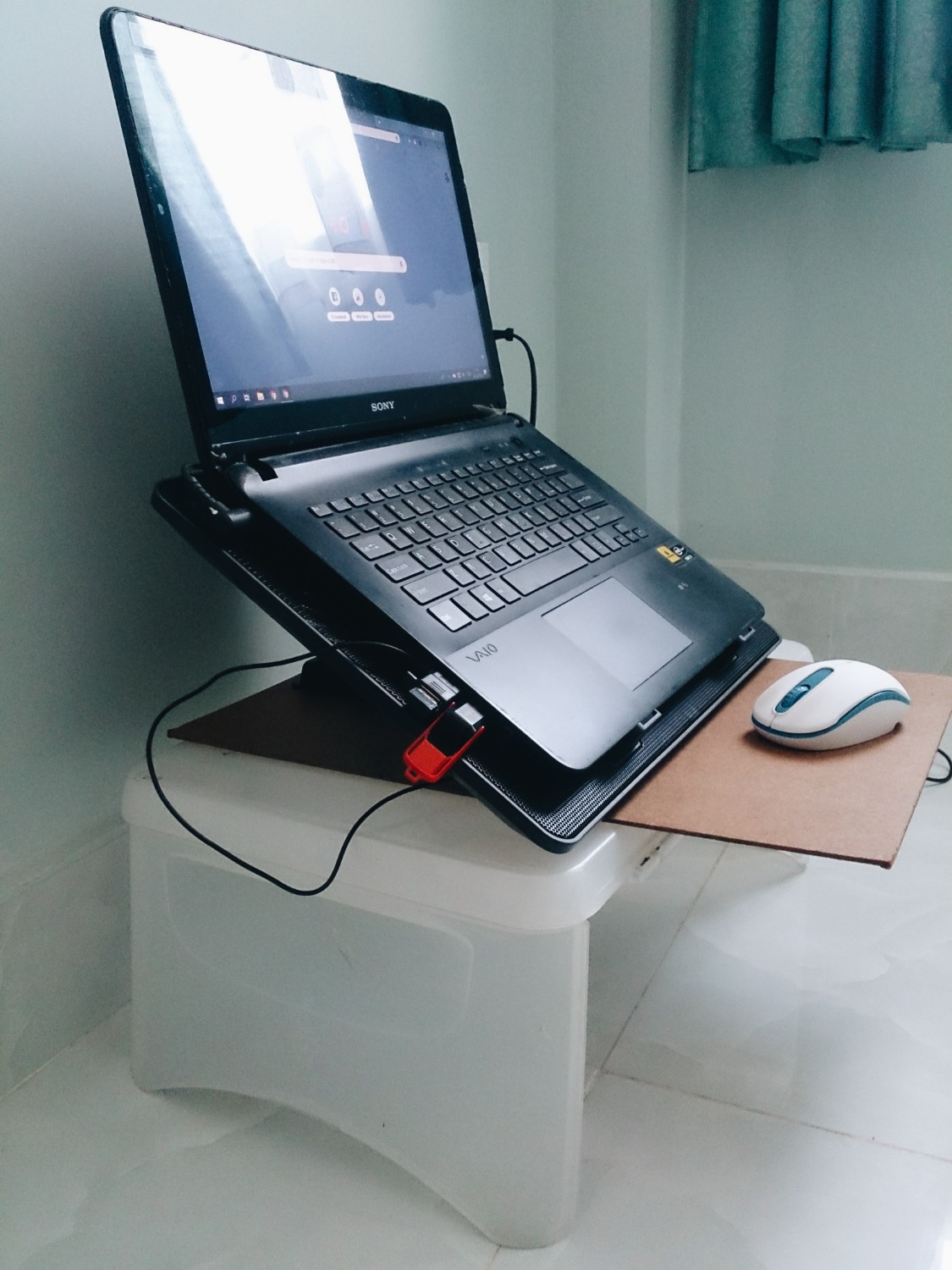 Chọn mua vì dễ thấy trong list :))) với lại thiết kế hợp ý:
- Mỏng, nhẹ, khá chắc chắn, thiết kế thoáng như hình nên đảm bảo dưới máy mát, hút gió mà chạy rất êm.
- Dây nguồn hơi mảnh, không sao cả, lại có cổng usb bù tới 3.0 nên thay vì nói là "mất 1 port usb 2.0" thì laptop "được nâng cấp 1 port usb lên 3.0" lận
- Chỉnh được độ cao nên đặt trên bàn thì ngang tầm màn hình pc, đặt trên bàn xếp thì độ cao vừa mắt ngồi bệt luôn, bàn phím dốc thuận tay nữa, đỡ lo kiếm đồ kê và sợ cúi đầu lâu hư dáng người, vậy nên mới nói đáng tiền lắm luôn.
Còn tiki bán hàng thì rất ưng ý đó giờ rồi, ord Chủ nhật, t2 có hàng.