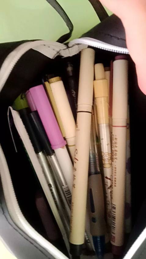 Hộp đựng bút đẹp , bền , bé nhà mình rất thích . Lâu lắm rồi mới mua hàng trên tiki lại , tiện thể đánh giá sản phẩm cho shop luôn . Cảm ơn tiki nhiều