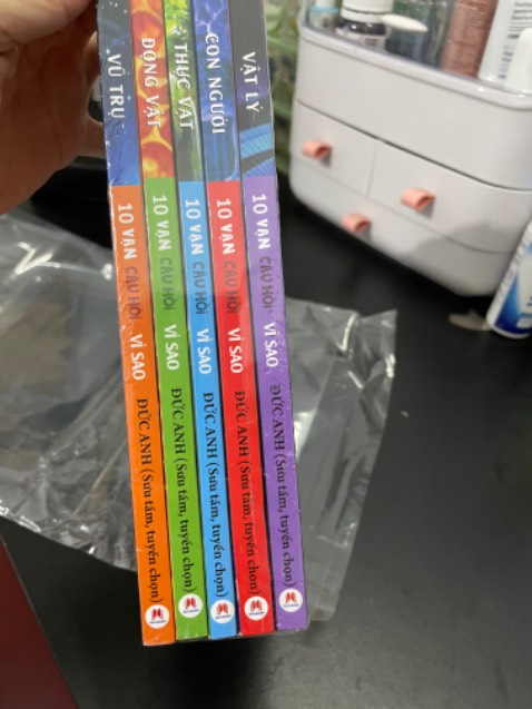 Tiki now luôn giao đúng hẹn, bọc kĩ. Sách mới còn seal. Nội dung thì cần có thời gian đọc để kiểm chứng.
Danh mục sách dành cho thiếu nhi song đọc sơ lược mình thấy ngôn từ còn nặng tính khoa học - chuyên ngành. Phải ít nhất học sinh cuối cấp 2 mới đọc hiểu được.