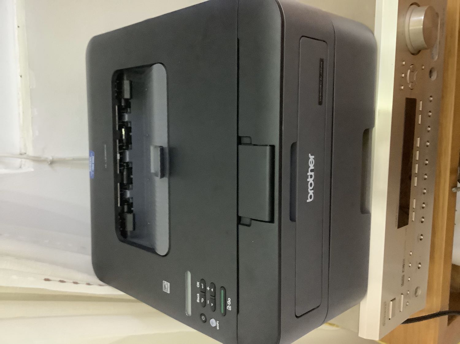 Máy nhỏ gọn, màu tối hơi kêu khi in nhưng phù hợp với sử dụng trong gia đình hay văn phòng nhỏ. In qua mạng WiFi  nên cũng tiện lợi.