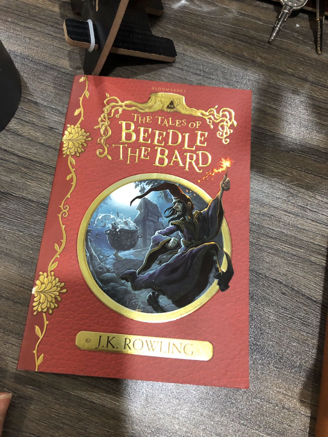 Sách về nhanh, háo hức lắm lun, chất liệu giấy cũng ko được nét nhưng kiểu vintage. ❤️