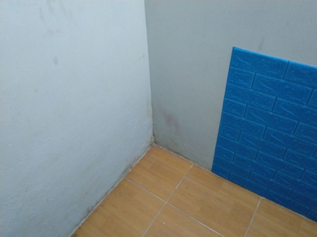 màu sắc ko đồng bộ, đậm nhạt khác nhau 
shop nên rút kinh nghiệm 

sản phẩm dễ thi công, keo khá chắc