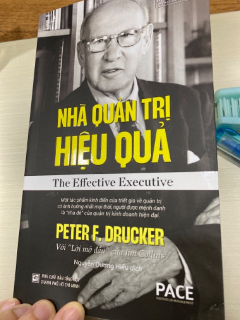 Lật giở trang đầu tiên, bạn sẽ bắt gặp “10 bài học tôi học được từ Peter Drucker” của Jim Collins, và tiếp sau đó là 13 trang sách tràn đầy minh triết, khiến bạn sáng bừng tâm trí. Như Jim Collins chỉ ra cuốn sách như một tập hợp những điều răn, là cánh cửa nhỏ để đưa mọi người vào tâm trí của nhà tư tưởng quản trị vĩ đại nhất mọi thời.