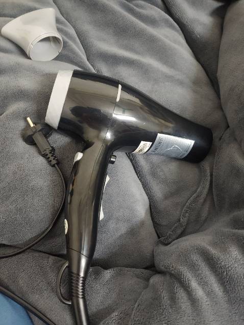 Mua vì thấy nhiều đánh giá tốt, có nhiều chế độ sấy, quảng cáo công suất mạnh 2000W. Nhưng thực sự máy sấy yếu hơn cả máy Philips 1200W của mình. Máy khá to và nặng, cầm máy sấy 1 lúc là mỏi tay rồi. So với em Philips mình đang dùng thì vừa đắt, vừa nặng, vừa to lại vừa yếu hơn. Nói chung giá này mua sang Philips ổn hơn hẳn ý. Thấy hối hận quá biết thế không ham công suất cao mà cứ mua Philips là được rồi huhu Mua vì thấy nhiều đánh giá tốt, có nhiều chế độ sấy, quảng cáo công suất mạnh 2000W. Nhưng thực sự máy sấy yếu hơn cả máy Philips 1200W của mình. Máy khá to và nặng, cầm máy sấy 1 lúc là mỏi tay rồi. So với em Philips mình đang dùng thì vừa đắt, vừa nặng, vừa to lại vừa yếu hơn. Nói chung giá này mua sang Philips ổn hơn hẳn ý. Thấy hối hận quá biết thế không ham công suất cao mà cứ mua Philips là được rồi huhu