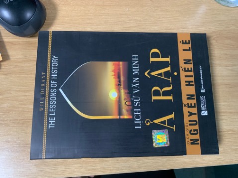 Ukela, dày hơn quyển trung hoa, ship cũng khá nhanh, có tặng bookmark, mỗi tội bìa sách hơi cũ. Có tem chống hàng giả nữa