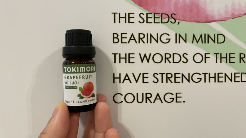 Xông tinh dầu bưởi nhớ mấy hồi bà nội nấu nước xông giải cảm bằng vỏ bưởi với lá bưởi ghê. Còn mẹ mình xông tinh dầu sả xong thì bảo tao thèm nồi ốc luộc. Dễ xợ thiệc. Chai tinh dầu nhỏ xíu, xinh xắn mà xài mỗi lần có mấy giọt nên lâu lắc mà chưa có hết.