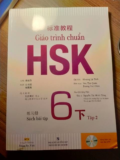 Bìa bóng, Mực in sắc nét, chất giấy dày, siêu thích.
Tuy nhiên sách mình nhận được thì bị quăn góc và có chút xíu gãy gáy sách nên để 4* thui