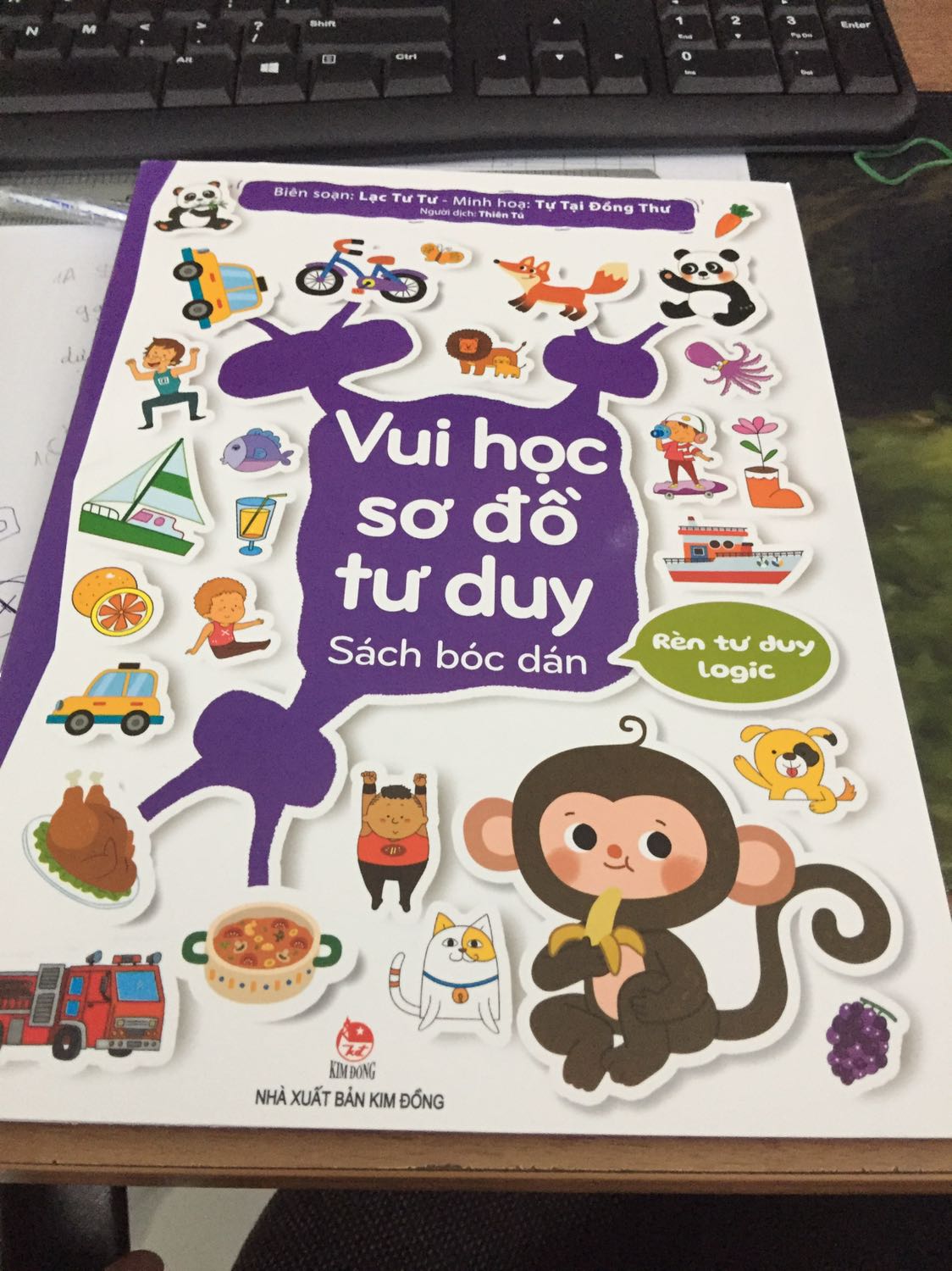 Sách đẹp, hình dán dễ bóc. Bé học rất thích.