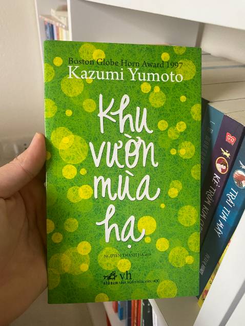 Một tiểu thuyết về mùa hè, tuổi thiếu niên, người già, và cái chết.

Thông tin cơ bản: Khu vườn mùa hạ là tiểu thuyết đầu tay của nữ nhà văn Kazumi Yutomo và nó đã đem lại cho cô một số giải thưởng dành cho văn học thiếu nhi ở Đức và Mĩ. Sách cũng đã được chuyuển thể thành phim. Đây là cuốn đầu trong bộ ba cuốn, mùa hạ, mùa thu, và mùa xuân của cùng tác giả. Sách có khổ bé vừa, chỉ dày 230 trang, dễ nhầm với truyện ngắn.

Tóm tắt: Truyện kể về mùa hè của ba cậu bạn thân lớp 6: Kiyama, người có người mẹ nghiện rượu, Wakabe có bố mẹ li dị, và Yamashita thì hay bị bắt nạt. Truyện bắt đầu khi bà của Yamashita mất và hai cậu tò mò xem người chết sẽ như thế nào. Kế hoạch của ba cậu là theo dõi một ông già neo đơn ở gần đó cho đến khi ông qua đời. Mùa hè đó, những chuyện dở khóc dở cười diễn ra, khi ông cụ dần dần kết bạn với ba đứa trẻ trong khi chúng giúp ông việc nhà và cũng trưởng thành lên một cách rõ rệt.

Cảm nhận cá nhân: Khi đọc cuốn sách này mình thấy không lôi cuốn lắm. Phải nói rõ ra là mình đã đọc thông tin cơ bản về cuốn sách trước khi đọc, ví dụ như rating hay giải thuởng đã dành được. Dù bị biased bởi rating cao nhưng khi đọc, các chi tiết cứ hiện lên một cách không logic cho lắm. Các quyết định của bọn trẻ có phần ngẫu hứng và không có động cơ nào cụ thể. Việc bọn trẻ rủ rể nhau làm việc này hay việc nọ, kèm những câu hội thoại cụt ngủn toát lên cảm giác đây là một người lớn cố gắng viết về trẻ em, tạo ra cảm giác không thật. Ngoài ra, những lí sự của các em thiếu niên 10, 11 tuổi như nhân vật chính trong truyện về sự sống, cái chết, sự già nua,... cũng sâu xa không thực tế chút nào. Mình cũng không có cảm giác quá mạnh mẽ, rõ ràng về “mùa hè“, ngoài việc tác giả mô tả về cái nóng, lớp học thêm, hay chuyến đi cắm trại.

Đề cử: Nếu bạn thích văn học Nhật hoặc một cuốn sách nhẹ nhàng thì có thể tìm đọc cuốn này. Ngoài ra, it’s safe to skip it.

Đánh giá cá nhân: 2.5/5.0