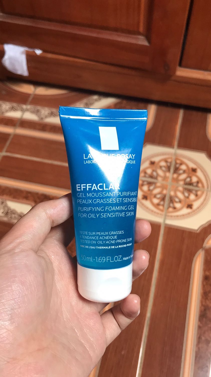 Vote 4 sao vì mình không có tiền mua full size thôi các bạn, còn đâu về sản phẩm thì cực kì ổn, có fragrance ở cuối bảng thành phần nên có mùi thơm nhẹ, sản phẩm dạng gel nên tạo bọt vừa phải mà sạch ấy, dùng sản phẩm tạo bọt đến như này là được r mấy mẹ, sản phẩm tạo nhiều bọt dùng khô da lắm, tôi mua lọ này chắc lọ thứ 4 r á, khi mua hàng nên nhìn kĩ, dung tích là 50 ml nên lọ khá bé, nhà cung cấp là laroche posay official nhá, tôi cho dù mua ở chỗ chuyên bán mỹ phẩm cũng mua tầm khoảng giá khoảng 150k, mấy mẹ mua ở chỗ rẻ hơn tận 50% như kiểu tầm 80k thì tôi ko biết là lấy ở đâu ra được? Mua đồ dùng lên mặt mình thì làm ơn mua đồ chính hãng, nguồn gốc rõ ràng, chỗ cung cấp uy tín, ko lúc banh mặt lại đổ thừa sản phẩm nhe
Sản phẩm này ok lắm á, dùng xong ko kiểu kin kít da khô khốc đâu, sạch sâu mà vẫn giữ được trên da độ ẩm nhất định, dạng gel, bị mụn dùng vẫn ok luôn, những tất nhiên ko phải dùng mỗi sản phẩm này là da sẽ đẹp lên được, sau 1-2 phút dùng serum cấp ẩm nhẹ luôn, đừng để mặt khô cong mới bôi serum lên mặt, da hạn hán r mới tưới nước á, xong dùng treatment, bạn nào có mụn thì dùng sp trị mụn, ko thì dưỡng trắng, chống lão hoá,vv xong thì bôi kem dưỡng vào hộ. 
Chốt lại là sp cực ổn, mua đi nha, mua được lọ full size thì còn ok hơn nữa.
( lúc nào mình mua được full size r mình sẽ vote 5 sao say nhe) Vote 4 sao vì mình không có tiền mua full size thôi các bạn, còn đâu về sản phẩm thì cực kì ổn, có fragrance ở cuối bảng thành phần nên có mùi thơm nhẹ, sản phẩm dạng gel nên tạo bọt vừa phải mà sạch ấy, dùng sản phẩm tạo bọt đến như này là được r mấy mẹ, sản phẩm tạo nhiều bọt dùng khô da lắm, tôi mua lọ này chắc lọ thứ 4 r á, khi mua hàng nên nhìn kĩ, dung tích là 50 ml nên lọ khá bé, nhà cung cấp là laroche posay official nhá, tôi cho dù mua ở chỗ chuyên bán mỹ phẩm cũng mua tầm khoảng giá khoảng 150k, mấy mẹ mua ở chỗ rẻ hơn tận 50% như kiểu tầm 80k thì tôi ko biết là lấy ở đâu ra được? Mua đồ dùng lên mặt mình thì làm ơn mua đồ chính hãng, nguồn gốc rõ ràng, chỗ cung cấp uy tín, ko lúc banh mặt lại đổ thừa sản phẩm nhe
Sản phẩm này ok lắm á, dùng xong ko kiểu kin kít da khô khốc đâu, sạch sâu mà vẫn giữ được trên da độ ẩm nhất định, dạng gel, bị mụn dùng vẫn ok luôn, những tất nhiên ko phải dùng mỗi sản phẩm này là da sẽ đẹp lên được, sau 1-2 phút dùng serum cấp ẩm nhẹ luôn, đừng để mặt khô cong mới bôi serum lên mặt, da hạn hán r mới tưới nước á, xong dùng treatment, bạn nào có mụn thì dùng sp trị mụn, ko thì dưỡng trắng, chống lão hoá,vv xong thì bôi kem dưỡng vào hộ. 
Chốt lại là sp cực ổn, mua đi nha, mua được lọ full size thì còn ok hơn nữa.
( lúc nào mình mua được full size r mình sẽ vote 5 sao say nhe)