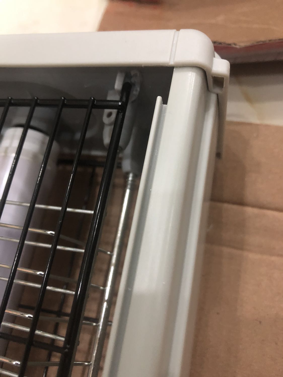 Tôi mua 2 máy bắt muỗi điện quang. Shiper k cho kiểm hàng trước khi nhận. Yêu cầu chuyển tiền lấy hàng rồi kiểm.
Kiểm tra: 1 máy bị bể nút nhựa cài thanh sắt
Máy 2 : hư công tắc bật, nằm yên vị trí , k bật qua bật lại được