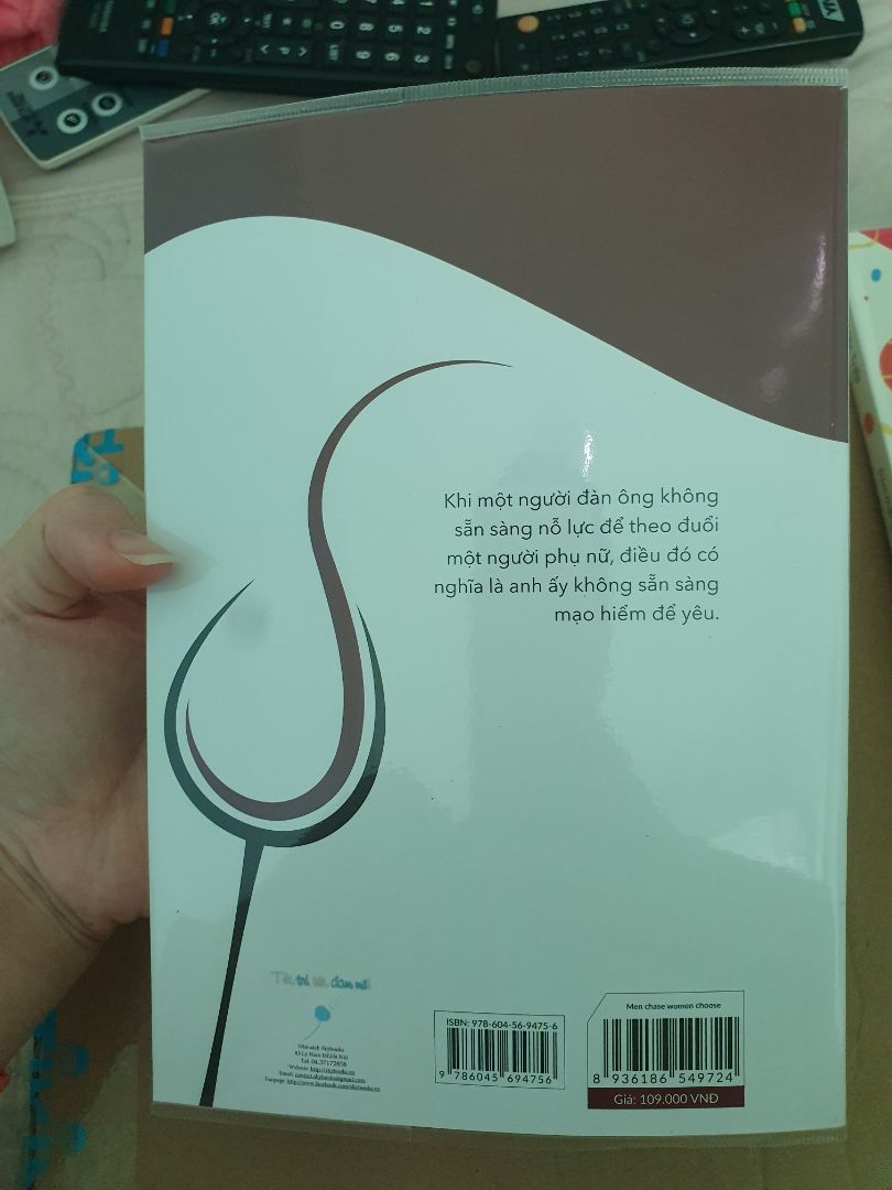 Lâu lâu quay lại mua sách của Tiki vẫn thấy thích như ngày đầu, service tốt, cách đóng gói và giao hàng bao năm vẫn vậy. Mình thích nhất khoảng bookcare của Tiki, cầm quyển sách có bìa bọc cảm giác nó sẽ được bảo vệ ấy. Tình cờ biết được quyển này qua một đoạn cut đọc trên ***, thế là tìm đến link mua luôn, chủ đề tình yêu này khá thú vị, đọc tựa đề lại ngẫm nghĩ thật chất trải qua rồi thì đã biết được bao nhiêu nhỉ :)). Mình nghĩ sẽ tìm được những lời khuyên bổ ích để ngày càng hoàn thiện bản thân hơn ☺ Lâu lâu quay lại mua sách của Tiki vẫn thấy thích như ngày đầu, service tốt, cách đóng gói và giao hàng bao năm vẫn vậy. Mình thích nhất khoảng bookcare của Tiki, cầm quyển sách có bìa bọc cảm giác nó sẽ được bảo vệ ấy. Tình cờ biết được quyển này qua một đoạn cut đọc trên ***, thế là tìm đến link mua luôn, chủ đề tình yêu này khá thú vị, đọc tựa đề lại ngẫm nghĩ thật chất trải qua rồi thì đã biết được bao nhiêu nhỉ :)). Mình nghĩ sẽ tìm được những lời khuyên bổ ích để ngày càng hoàn thiện bản thân hơn ☺