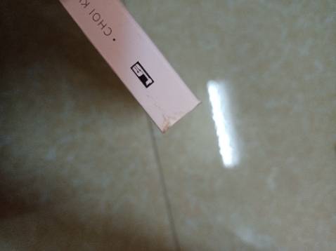 Bởi vì tiki trading không có chế độ trả hàng hoàn tiền nên đóng gói sản phẩm gửi đi cho khách thì được phép sơ sài, gửi đi là không còn liên quan đến mình không thèm quan tâm sách về đến tay khách sẽ bị giảm chất lượng xuống như nào à? Sách không còn seal, đóng trong hộp giấy và vài tờ giấy không hề có bọc chống sốc. Mấy tờ giấy trong hộp có tác dụng gì ?? Nếu mà để cho đỡ xước bìa sách thì rất tiếc là về đến nơi nó nằm ở vị trí chả có tác dụng gì cả