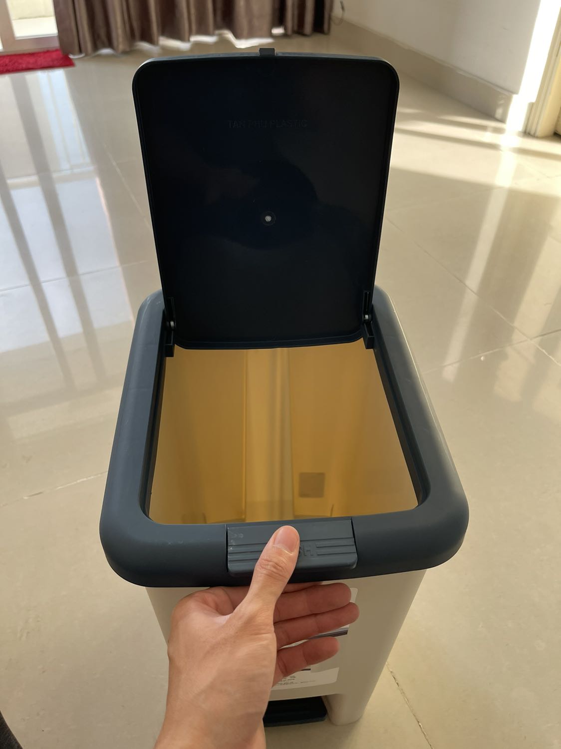 Đóng gói kỹ càng. Giao hàng nhanh. Chất lượng nhựa tốt. Sản phẩm thiết kế có hai cách mở, dùng chân đạp hoặc dùng tay ấn để mở nắp nhỏ cực kỳ tiện lợi. 5* cho sản phẩm.