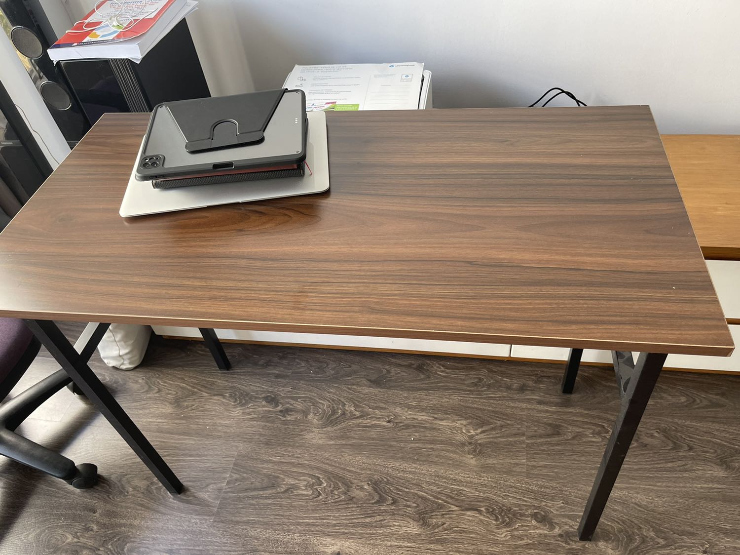 Chân bàn có thể gấp gọn lại nhưng rất chắc chắn, mặt bàn bằng gỗ đẹp, ko bị trầy xước, vận chuyển cẩn thận nên ko bị vết tích gì. Giao hàng nhanh, ngày 4 đặt hàng, ngày 6 hàng giao đến Chân bàn có thể gấp gọn lại nhưng rất chắc chắn, mặt bàn bằng gỗ đẹp, ko bị trầy xước, vận chuyển cẩn thận nên ko bị vết tích gì. Giao hàng nhanh, ngày 4 đặt hàng, ngày 6 hàng giao đến