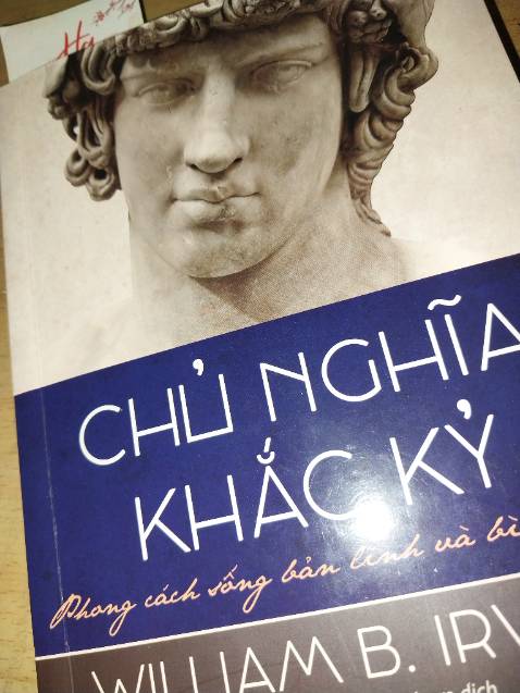 EDIT: PHẦN DƯỚI LÀ LÚC ĐỌC ĐƯỢC HƠN 2/3 VÀ SÁCH VẪN BÌNH THƯỜNG. CÒN HÔM NAY SAU KHI ĐỌC XONG THÌ CÁC TRANG SÁCH Ở DƯỚI ĐỘT NHIÊN BẬT TUNG RA, MÌNH PHẢI DÁN BĂNG KEO LẠI MỘT CHÙM LUÔN.
VÌ TRONG LÚC ĐỌC QUÁ THÍCH NÊN MÌNH ĐÃ ĐÁNH DẤU GHI CHÚ VÀO SÁCH LUÔN RỒI, NÊN CŨNG KO MUỐN ĐỔI LẠI. NHƯNG TÂM TRẠNG MÌNH HƠI BỊ TỆ.
Đáng tiền lắm, mà còn hời nữa do được giảm giá đậm đợt mình mua. Phần đâu thì chung về chủ nghĩa khắc kỷ(có lẽ sẽ hơi chán đối với một số bạn), các phần còn lại thì về cách thực hiện chủ nghĩa khắc kỷ(cực kỳ thú vị và hay theo quan điểm của mình). Mình thấy triết lý sống này phù hợp với bản thân, nên mình rất thích, các bạn có thể mua đọc thử một lần nha.