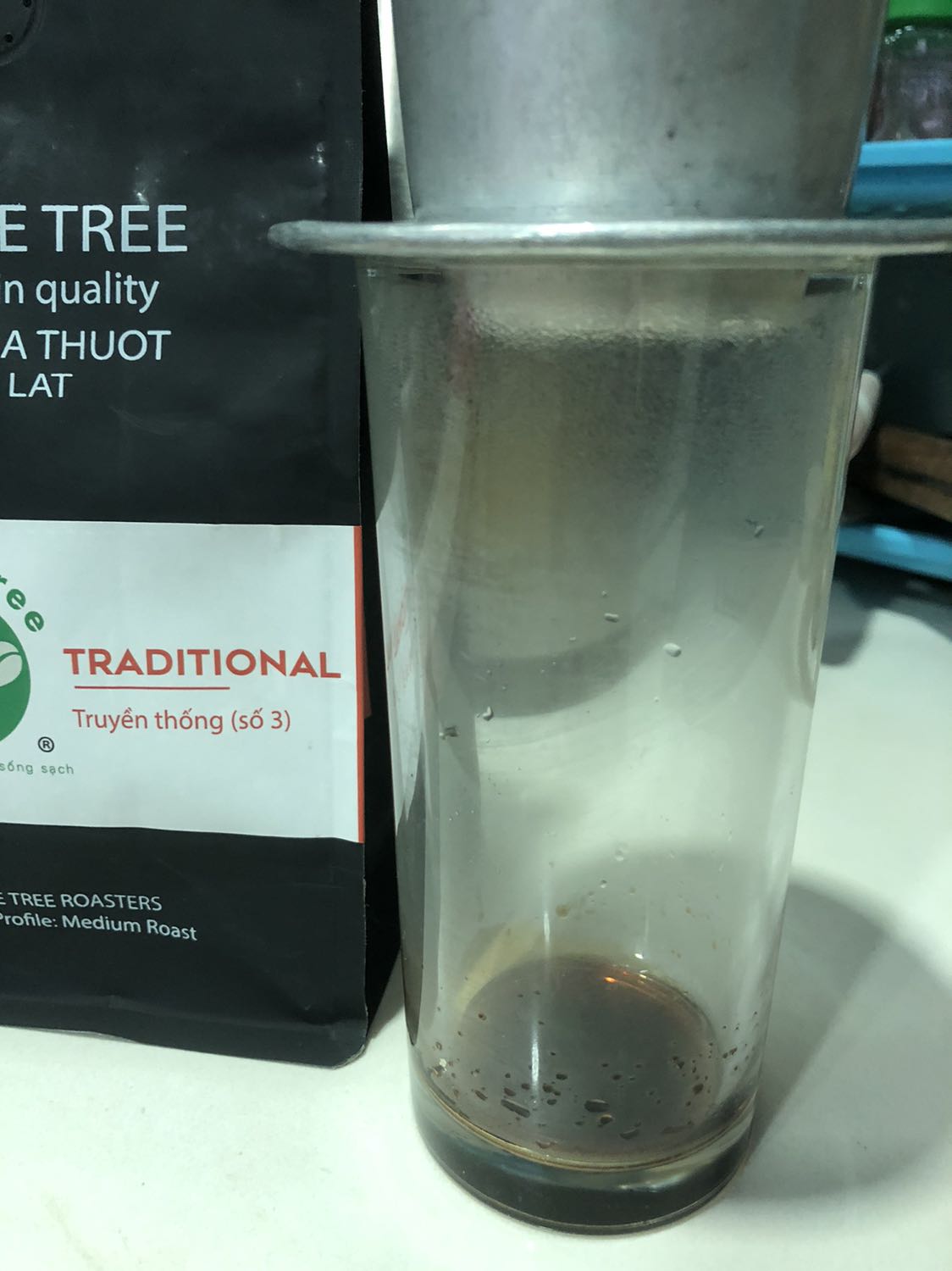 Bột cà phê mịn, màu nâu, có mùi dịu nhẹ khi mở gói.
Hương cà phê thơm dịu, màu cánh gián khi pha, sánh và ngon.
Vị số 3 đậm đúng chất. 
Giao hàng nhanh, đóng gói đẹp.