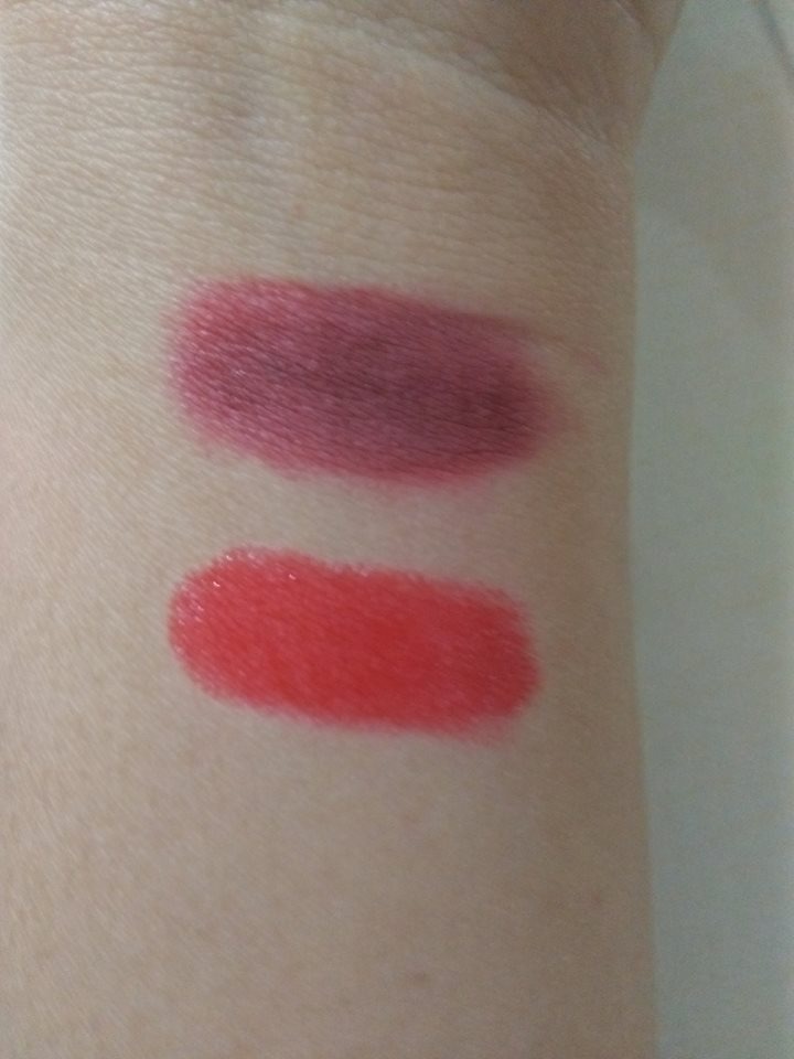 con bạn mình nó sử dụng khá nhiều loại son rồi..và nó đã nhờ mình mua thử son dưỡng lipice có màu như hình để review cho bb ... mình đã mua khá nhiều đồ trên tiki như sách ( khách hànghttps://itunes.apple.com/vn/app/id958100553 quen thuộc ) , sữa rửa mặt .... nhưng đến lượt thỏi son này thì mình thất vọng thật sự... mình không biết mọi người ntn nhưng qua thời gian mình và bạn sử dụng thì môi bị thâm  và mình đã dùng vòng bạc để thử chì thì kết quả như vậy đấy :)))) có phải vì tiền nào của nấy hay không..nhưng đối với son dưỡng  thì lượng chì như v thật sự đã khiến mình lo ngại...màu lên môi mình thì là màu hồng, son cũng không mướt nữa..mong tiki xem xét