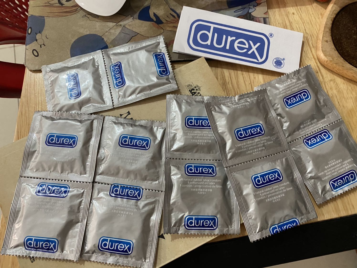 Cả chục năm xài durex chưa bao h mình mua phải hàng như vậy! Cầm vào cái bao chưa bsc là mình nghi rồi! 
1/dày vừa 
2/nhăn nheo 
3/ giấy hướng dẫn loại giấy chất lượng kém như photo lại từ giấy góc! 
Mình là khách hàng lâu năm của Tiki tại sao lại bán hàng như vậy cho mình! 
Vui lòng tìm giải pháp cho mình! Và hy vọng sẽ còn tiếp tục mua đồ trên tiki nhiều hơn!