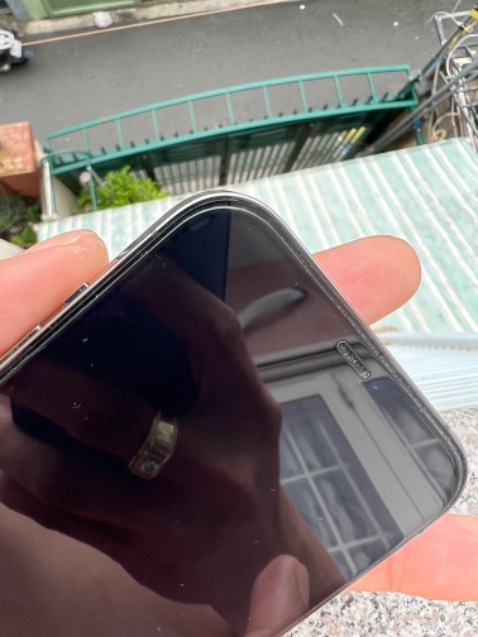 Sp không full màn nên nhìn ko thẩm mỹ như miếng dán cường lực thông thường đc cái bộ đồ lau và cái hộp MiPEU HAY POW GÌ ĐÓ. Hàng chính hãng ko thể như vậy đc. Mình up hình lên các bạn tự xem và cân nhắc nhé!