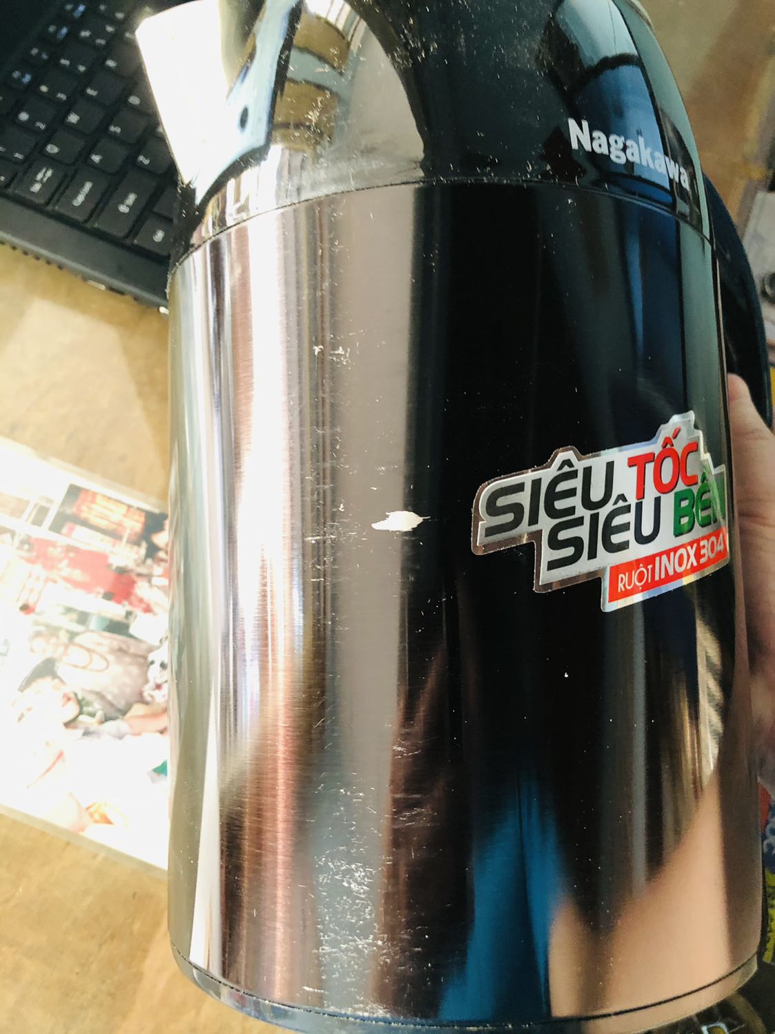 Mua của nhà bán Tiki trading. Lợi dụng lúc dịp gần Tết khách hàng bận rộn kg có thời gian kiểm tra hàng khi shipper giao , 

Khi rảnh rỗi  mở ra kiểm tra thì hết sức bực, cái ấm điện Bên trong kg vô túi nilong như của hãng, mà túi nilong để qua một bên hộp, 
Chứng tỏ shop đã kiểm tra thấy sản phẩm bị lỗi mà vẫn giao cho khách hàng. 

Khi đem cái ấm ra thì mới biết hàng tồn sx tháng 1/2020 , 
Sản phẩm thuộc dạng bị loại, ( hàng lỗi ). 

Phía bộ phận cskh cần loại (thẻ đỏ ngay )những nhà bán, làm mất uy tín của trang thương mại điện tử Tiki. 

Trước *** cũng như vậy nhưng họ đã khắc phục trong năm 2020 , năm 2020 này nay *** đã giật cúp vàng.