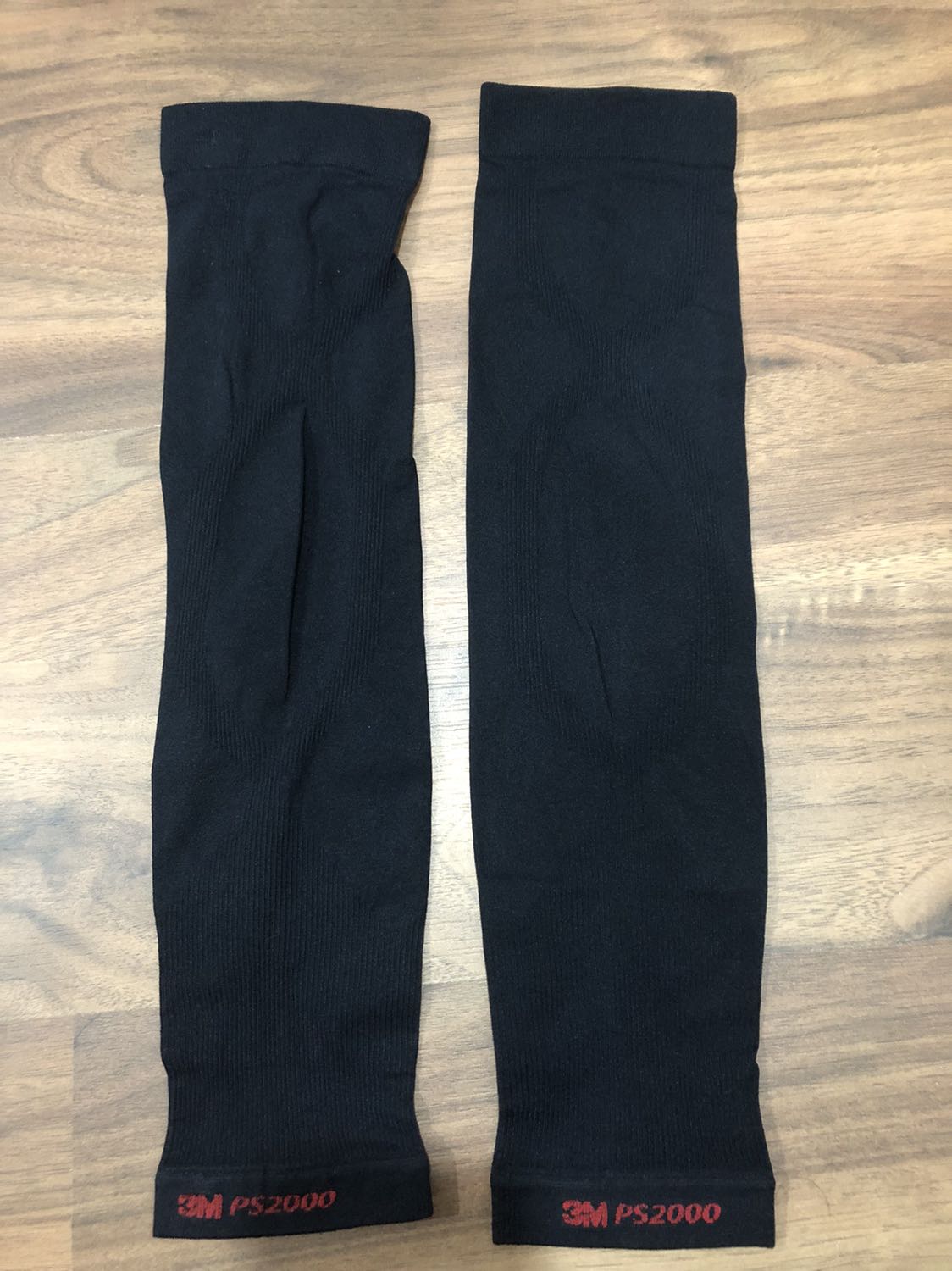 Sản phẩm đóng gói cẩn thận, giao nhanh, không xuất hiện bung chỉ và chất liệu vải đeo vào cảm thấy rất là mát.