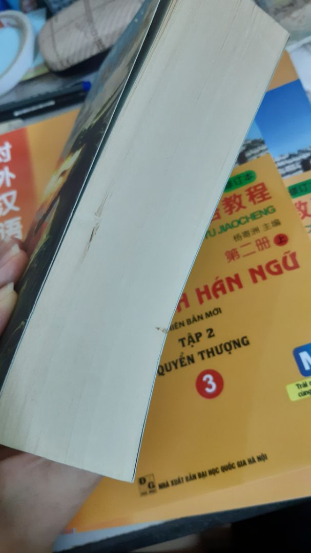 Giáo hàng lâu nhưng mùa dịch có thể thông cảm, tuy nhiên sách bị rách một đường nhìn rất xót.