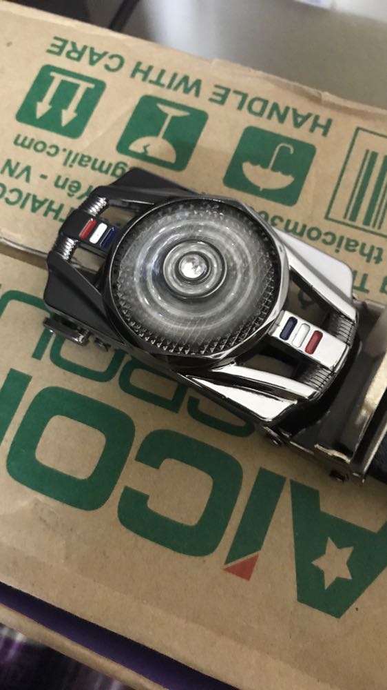 Dây da dài mà mềm, khoá có vẻ chắc chắn. Đầu thắt lưng thì đẹp khỏi bàn luôn. Hàng ok