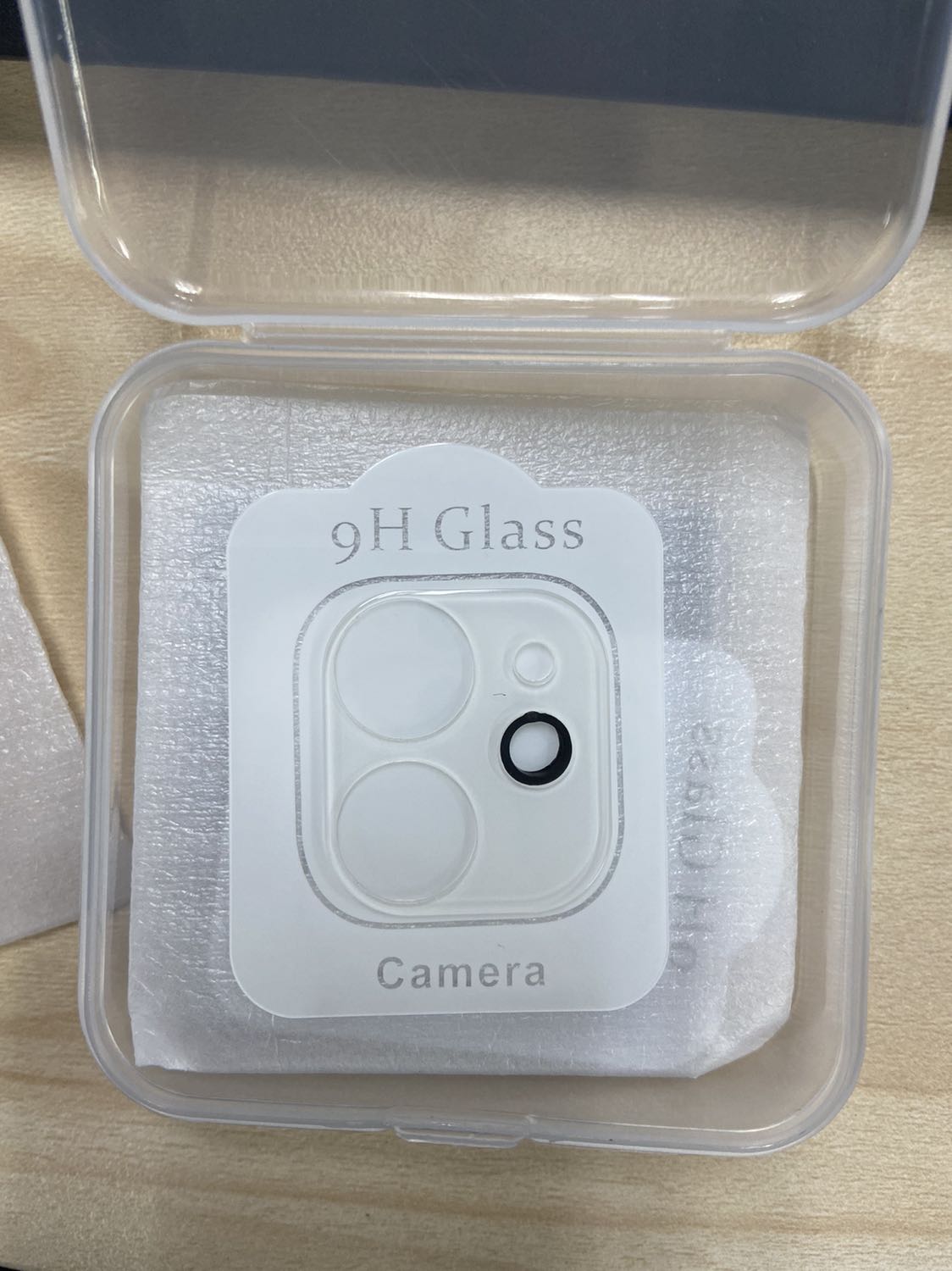 Dễ dán, nhưng cẩn thận không là rớt mất cái vòng đệm đen cho đèn pin ak. Chất lượng hình vẫn đẹp sau khi dán. Còn 1 miếng sơ cua. ??