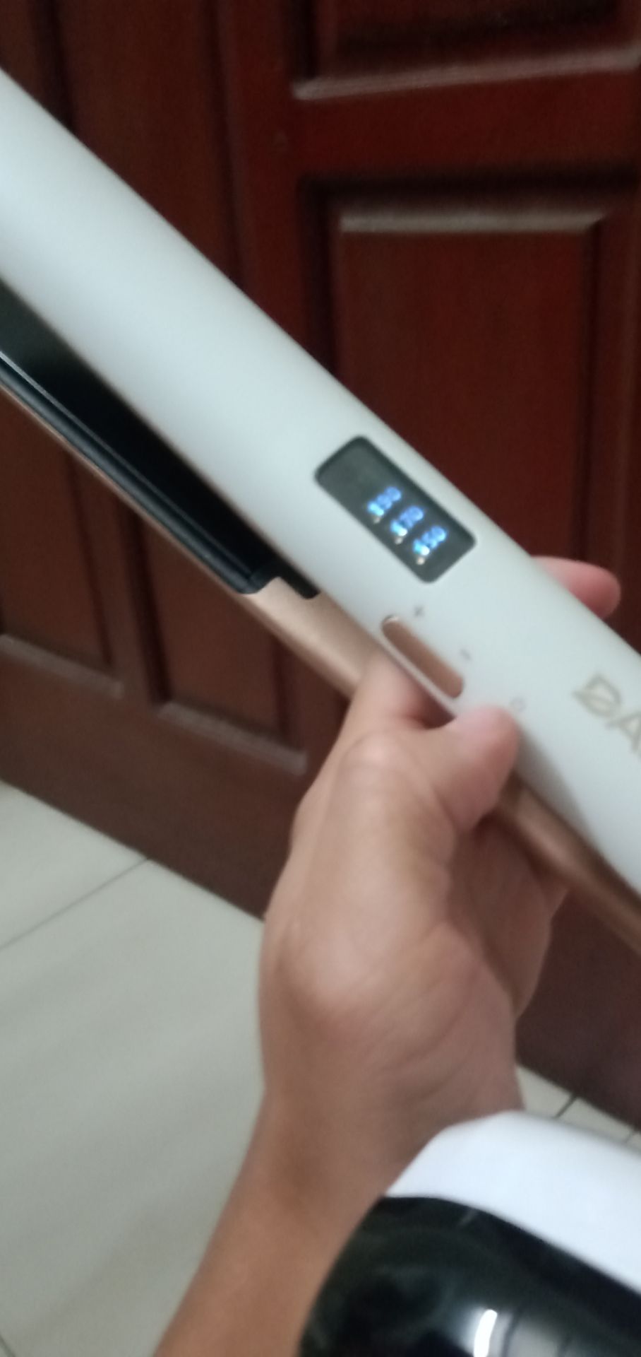 Máy cầm rất là đầm và chắc, không giống mấy hàng rẻ tiền mua trên sàn S, lên nhiệt rất nhanh, có màn hình hiển thị LCD. Uốn duỗi ép tóc đều ok, sản phẩm dùng rất ok luôn shop ạ 🤗