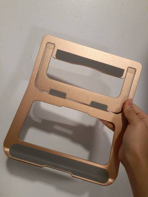 Đế tản nhiệt trông đẹp và khá chắc chắn, kê lên cảm giác gõ phím trên laptop cũng dễ dàng hơn. Chất lượng tuyệt vời luôn