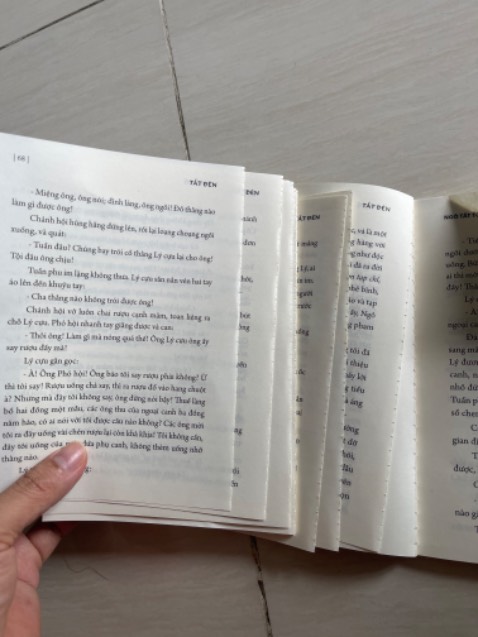 Sách mua về chưa đọc xong đã bung hết trang ra rồi Sách mua về chưa đọc xong đã bung hết trang ra rồi