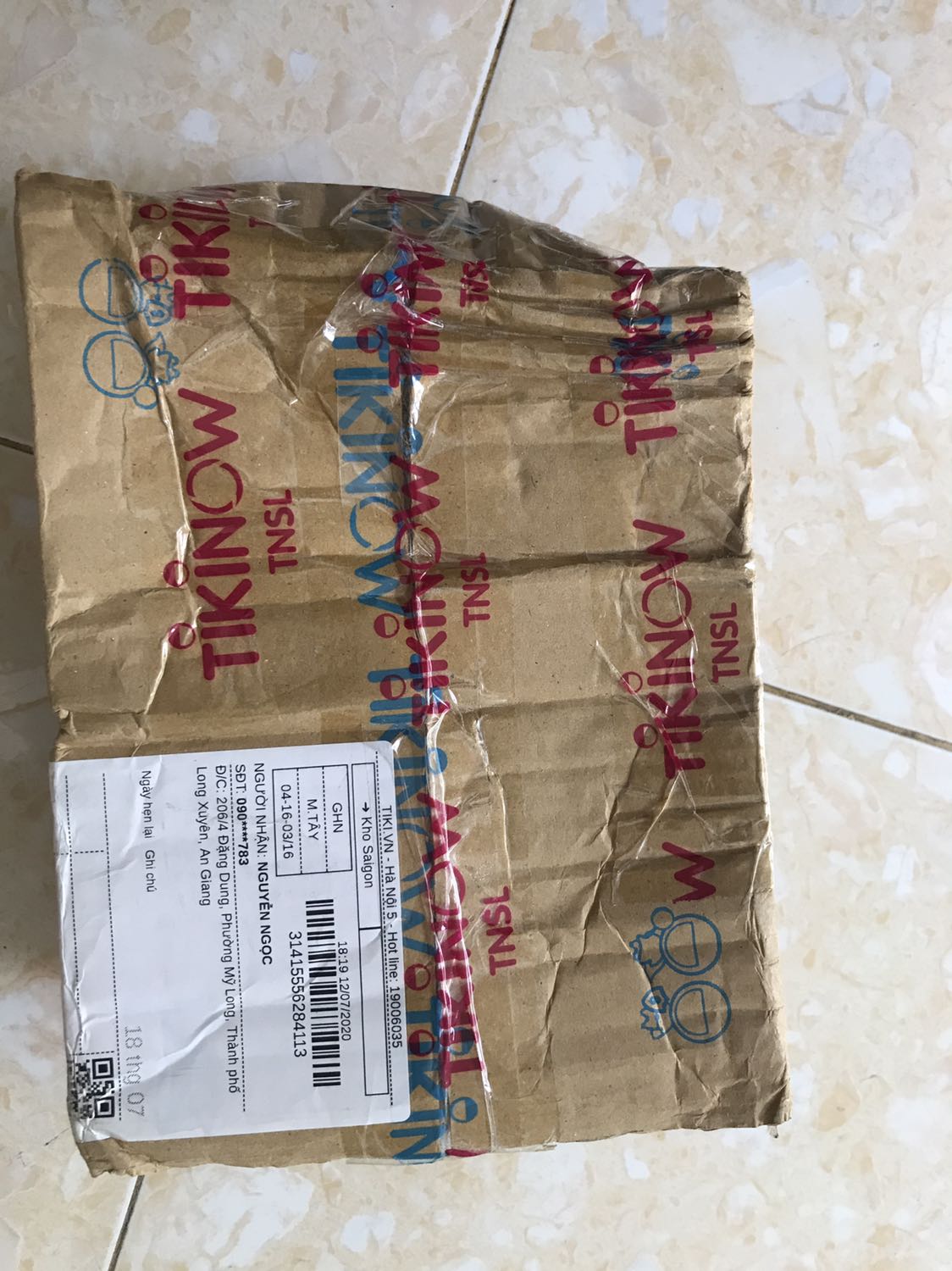 Sản phẩm được khuyến mãi mua với giá 75k, nhìn chung sản phẩm tương xứng với giá tiền, không thể gọi mua hàng tốt với giá khuyến mãi. Dây kéo mượt, chất vải bình thường, bên trong bị dập gãy nhiều (như hình). Miếng đệm trên dây đeo chỉ để làm kiểu vì mỏng nên không thể hỗ trợ chống mỏi gì. Giao hàng lâu, hộp méo mó. Sản phẩm được dán niêm phong trên bao bì & đính kèm theo bưu thiếp cảm ơn khá lịch sự.