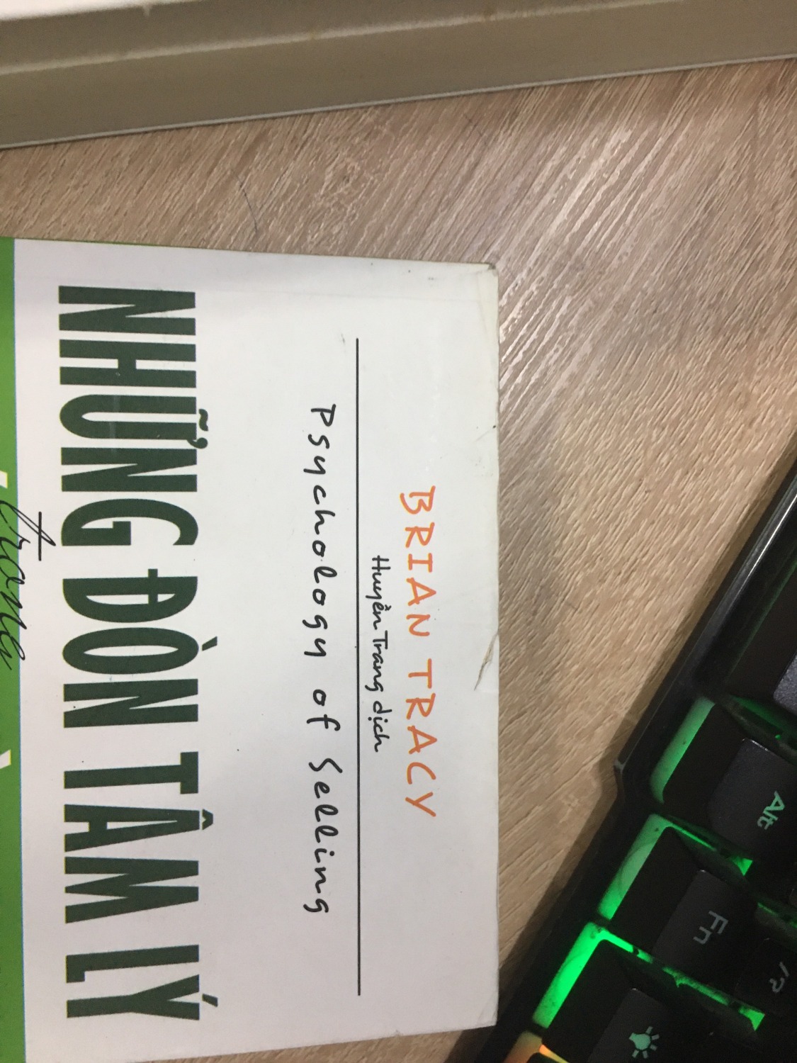 Mình không hài lòng vền chất lượng của sách: Rách bìa, trang trong, chất lượng giấy mỏng.
