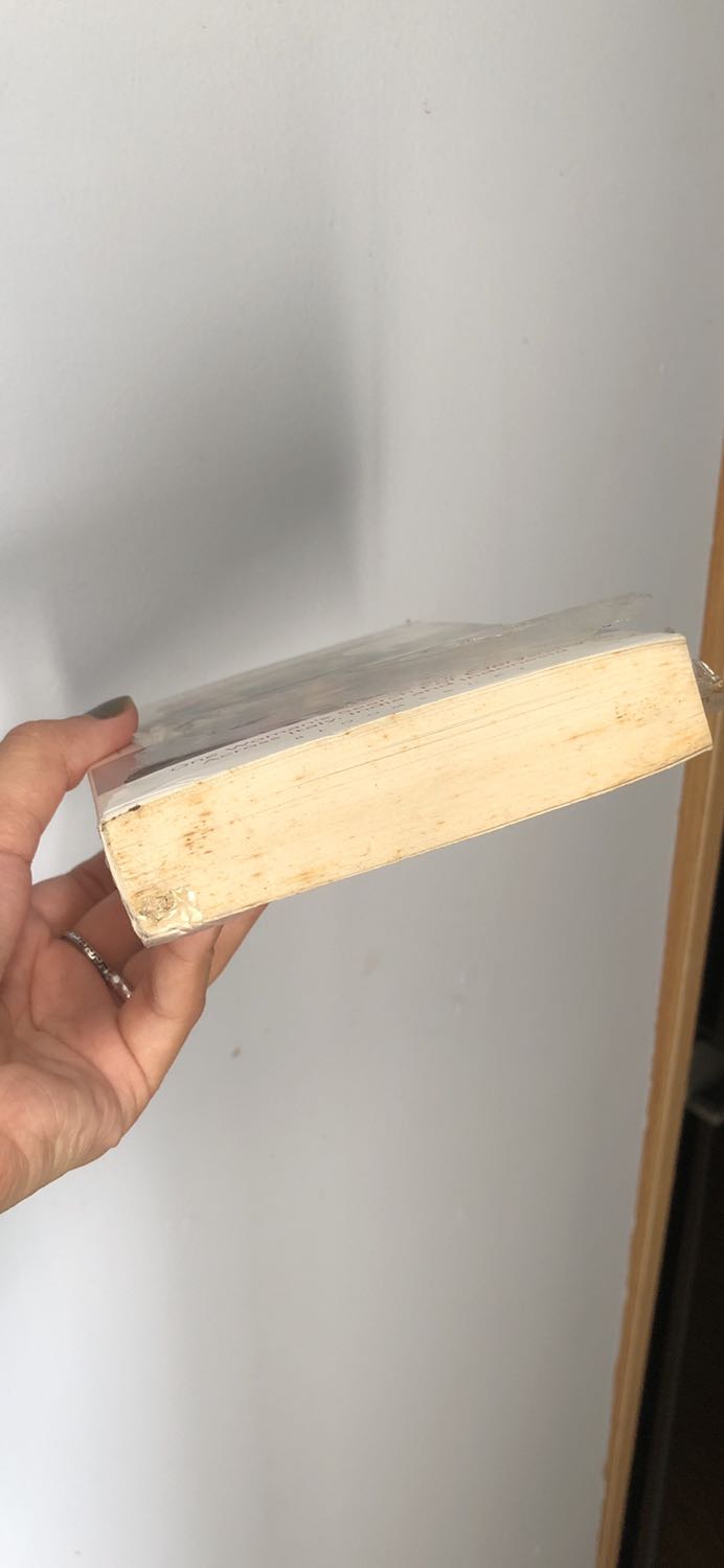 Shipper rất ổn. Ổng gửi stk cho mình đưa sách rồi đi luôn. K thèm biết là nhận được tiền hay chưa. 
Nhưng tình trạng sách CỰC TỆ!!!  giầy ố vàng từng mảng, bong lớp nilon bọc ngoài dù bên ngoài bọc rất cẩn thận, hộp còn nguyên mới. 
Size sách cũng nhỏ hơn mình nghĩ. 
Dù có thích sách cũ tới đâu thì tình trạng sách này cũng là rất tệ. Mọi người cân nhắc khi book nhe!!
3sao vì nội dung của sách thôi ạ Shipper rất ổn. Ổng gửi stk cho mình đưa sách rồi đi luôn. K thèm biết là nhận được tiền hay chưa. 
Nhưng tình trạng sách CỰC TỆ!!!  giầy ố vàng từng mảng, bong lớp nilon bọc ngoài dù bên ngoài bọc rất cẩn thận, hộp còn nguyên mới. 
Size sách cũng nhỏ hơn mình nghĩ. 
Dù có thích sách cũ tới đâu thì tình trạng sách này cũng là rất tệ. Mọi người cân nhắc khi book nhe!!
3sao vì nội dung của sách thôi ạ