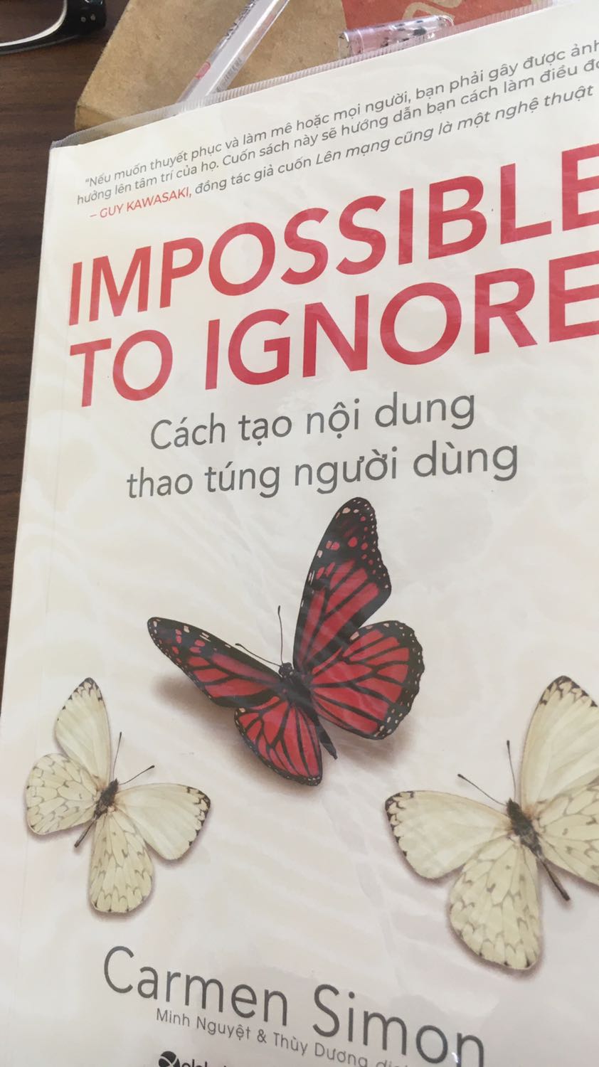 Thật sự, sách dịch câu cú, thêm bớt khô khan, quá nguyên tắc, đọc vừa chán vừa khó nuốt không thể tả. :) Mình cảm tưởng chán hơn cả google dịch. Đọc không trôi êm vào đầu được. Cuối cùng mấy thêm thời gian phải lướt tới lướt lui để lọc lại thông tin.
Nội dung hay, tuy khá là hack não. Thích hợp cho những người đã có kinh nghiệm trong ngành truyền thông hoặc marketing.
Thêm tác động của đội dịch càng khiến việc nắm nội dung lục cục hơn bao giờ hết. Mình tiếc nội dung tới mức phải vào để viết cả review (trước giờ chưa từng) là hiểu rồi đó. :)
Nếu bạn cần 1 quyển công thức kiểu "mì ăn liền", đừng mua!