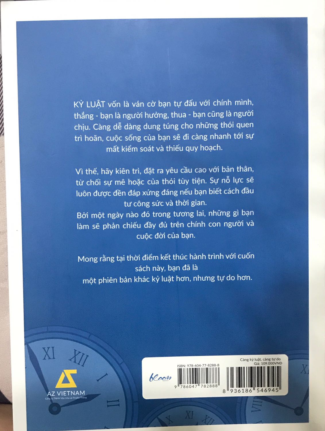 Mình chọn giao tiêu chuẩn nên 3 ngày mình mới nhận được sản phẩm. Nhưng dù sao thì tiki vẫn giao đúng lịch dự kiến. Nói chung về giao hàng mình không có gì phàn nàn cả, vì mình khá là dễ tính. Sản phẩm của mình cũng không có hư hại gì cả.
Về nội dung sách, trước khi mua mình được bạn mình giới thiệu cho quyển này, và sau khi đọc tìm hiểu về đánh giá của mọi người thì mình mua ngay và luôn. Mình chỉ mới đọc xong chương 1 thôi nhưng đã thấy nội dung rất thích hợp với mình, một người rất tào lao, có thói sống buông thả về kỉ luật và không có khái niệm làm chủ bản thân, làm chủ cuộc đời mình bằng cách quản lý thời gian tốt hơn, tuy nhiên lại thường rụt rè và không biết mình là ai. Mặc dù vậy, mình sẽ cố gắng đọc hết để thay đổi tư duy của chính mình.
Ai có lối suy nghĩ và cách sống giống mình thì hi vọng là cuốn sách này có thể giúp bạn! Mình cũng hi vọng cuốn sách sẽ giúp mình tốt hơn! ?