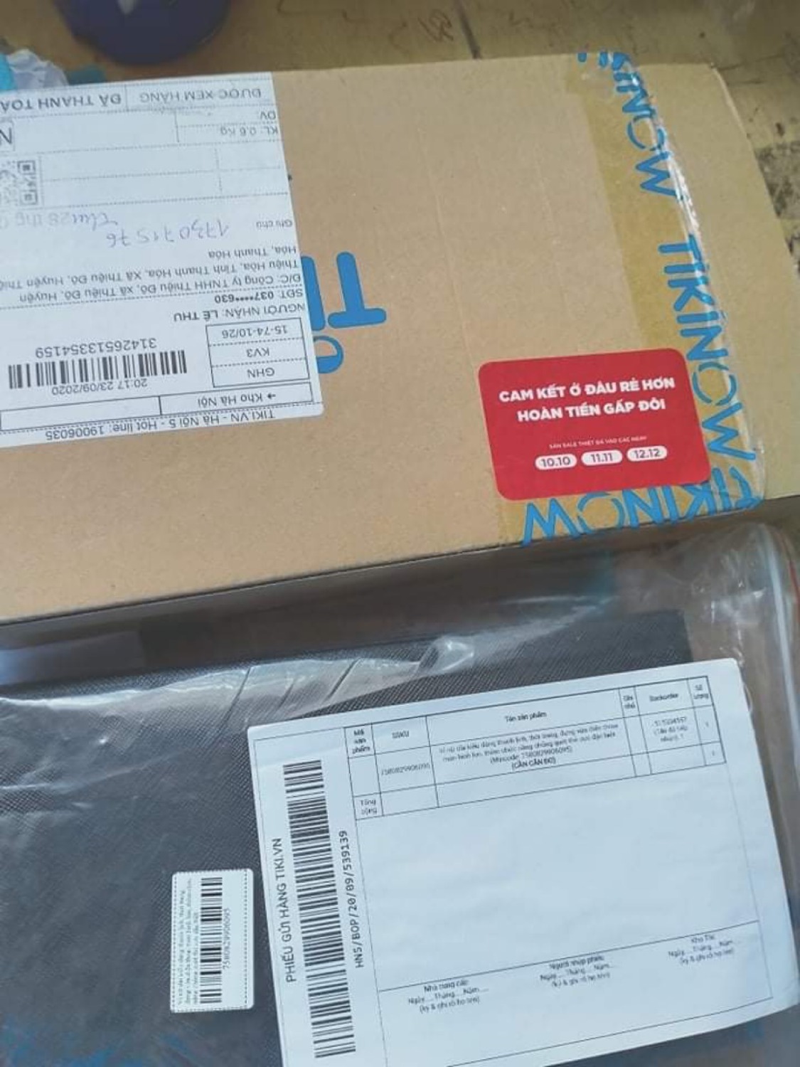 Đã nhận hàng, hàng, hộp đựng cẩn thận. Ví form dáng basic nhưng vì thiết kế có ánh vàng kim nên nhìn sang chảnh hơn nhiều, đẹp, có nhiều ngăn để đựng thẻ. Khóa kéo cũng mượt mà Đã nhận hàng, hàng, hộp đựng cẩn thận. Ví form dáng basic nhưng vì thiết kế có ánh vàng kim nên nhìn sang chảnh hơn nhiều, đẹp, có nhiều ngăn để đựng thẻ. Khóa kéo cũng mượt mà