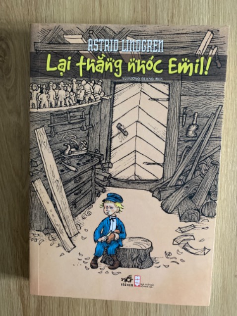 Hình như quyển này mới tái bản, bìa bóng sờ khá thích, bìa xinh đúng chuẩn truyện trẻ con.