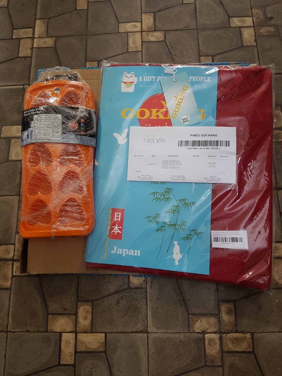 Hàng giống như hình, giặt nước đầu không bị ra màu quá nhiều, mặc thử rất thoáng mát. Shop phục vụ rất chu đáo, gửi kèm cả thư cảm ơn và hướng dẫn bảo quản áo 100% cotton. Chỉ tiếc là mặc hơi chật, nhất là phần cổ tay, túi ngoài nhỏ, giá mà màu vàng, màu đen có size lớn hơn giống màu tím cẩm  thì mình đã mua thêm luôn rồi.