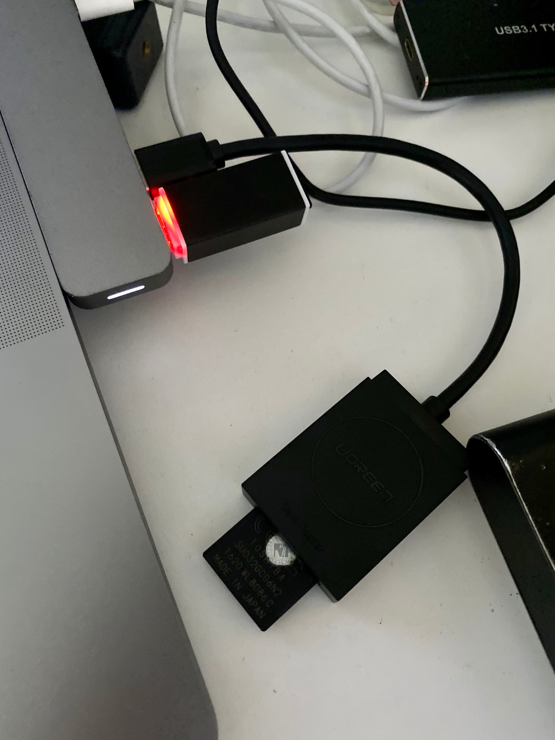 Mình dùng Ipad mới đầu kết nối ko được, cứ nghĩ do không tương thích.
Sau khi sửa macbook về thì cắm vào *** cũng ko nhận đầu đọc.
Nghĩ sao lại ship một sản phẩm không dùng được đến cho khách mà coi được
Các bạn mua sản phẩm này nhớ *** cẩn thận