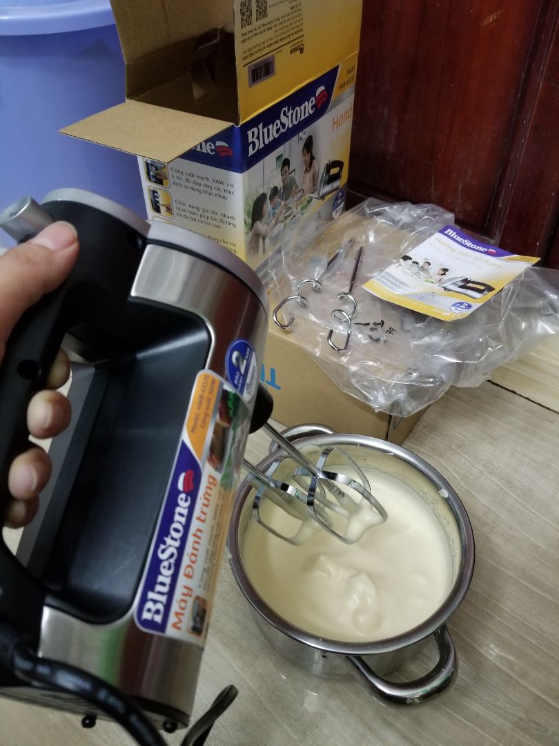 Tốt hơn hẳn mấy loại 3,4 trăm ngàn rất nhiều lần.
Máy bằng kim loại nên hơi nặng, cầm rất chắc tay, lúc chạy không bị rung lắc gì.
Tếng máy chạy lớn hơn máy sấy tóc một chút.
Thử đánh trứng khoảng 7 phút đã được như hình.