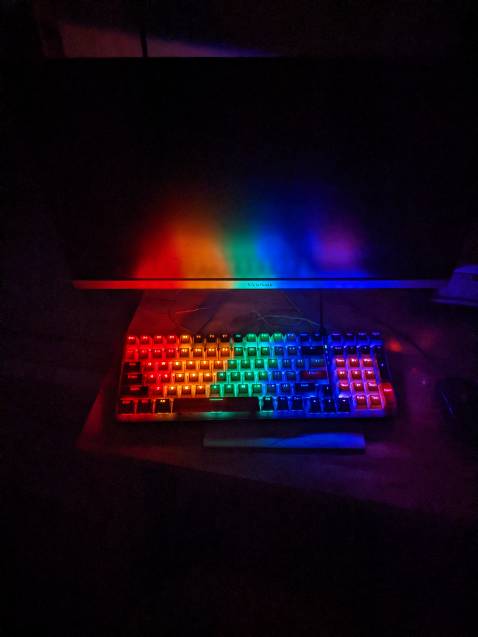 Khen: Build tốt, đầm & chắc chắn, đèn sáng & rõ phím. Nhiều chế độ đèn & 3 mức độ sáng. Là đèn rainbow chứ không phải là RGB, tuy nhiên phù hợp với mức giá & bù lại trải nghiệm phím bấm tốt & build cảm giác chắc chắn. Giao hàng nhanh hơn dự kiến.
Chê: vận chuyển chưa cẩn thận, hộp bị móp. Tuy nhiên hàng vẫn nguyên vẹn không tì vết, vẫn cho 5 sao.