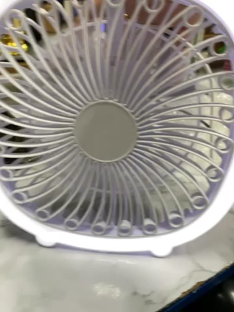 Quạt ko mạnh lắm nhưng để trog môi trường có máy lạnh nhẹ thì mát hơn chút. Nói chug là chấp nhận được 🤭 còn đèn làm đèn ngủ cũng ok nha