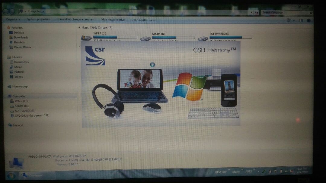 Hàng từ Tiki Trading, màu trắng. Laptop mình win 10 thì bluetooth mặc định không bị lỗi trong khi hạ cấp xuống win 7 64bit thì lỗi nên mới phải mua con ugreen này. Quá trình cài đặt từ đĩa khá lâu vì file nặng hơn 400mb. Cài xong khởi động lại và thấy trong device manager của windows có 2 mục Bluetooth Radios. Kết nối thử thì hoạt động tốt với 1 micro bluetooth, 1 loa bluetooth, 1 tay cầm chơi game bluetooth và 1 tai nghe thoại bluetooth. Riêng loa bluetooth của logitech thì không nhận. Kết nối ổn định, không bị trễ.

Bluetooth của ugreen khi kiểm tra setting thì thấy có nhiều tính năng hơn bluetooth của windows, ví dụ như có tích hợp tính năng share file trong ribbon của ms word...

Mới *** sơ bộ vậy, tuy hơi mất time cho cấu hình các thứ nhưng nhìn chung thì ổn.

Thêm nữa là sản phẩm không hoạt động trên android (thiếu tính năng bluetooth).