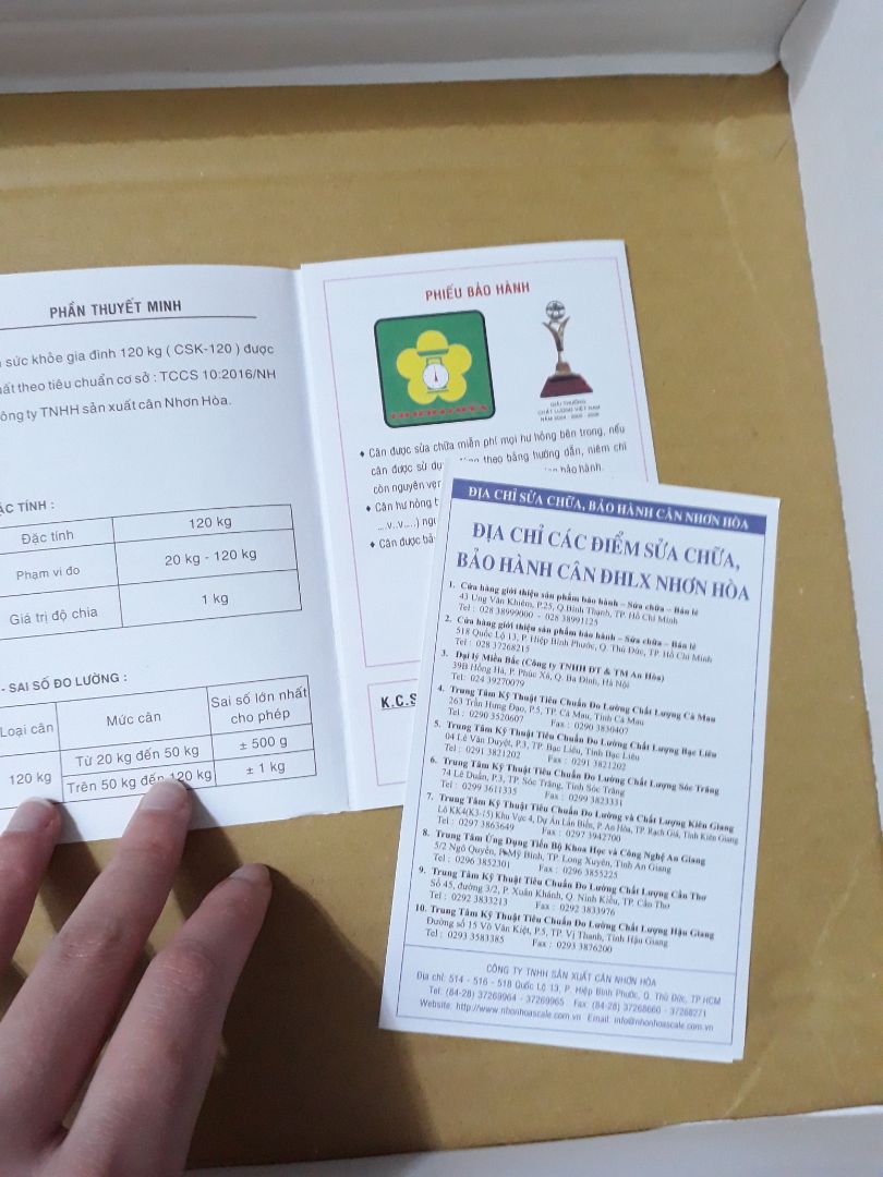 Nhận được hàng hơn tuần rồi, dùng thử đánh giá cho chuẩn nè.
- Về thời gian, thì luôn sớm hơn so với dự kiến. Đóng gói khá chắc chắn.
- Về hình thức, thì cân mới, màu sắc tươi sáng, đẹp.
- Về chất lượng thì trừ 1 điểm do cân không được chính xác cho lắm. Cả nhà mình cân toàn bị thiếu 1 đến 2 kg. Nhưng cũng vì có đọc hướng dẫn nên bảo là có sai số +- 1kg nên đành chấp nhận. Từ giờ cứ cộng 1 đến 2kg là được.
Nói chung là tạm được!